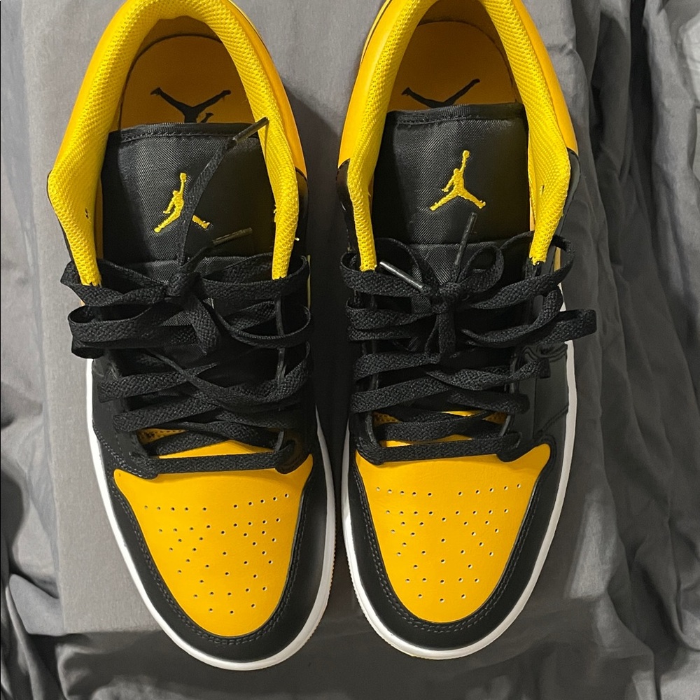 Air Jordan Nike Black and Yellow Sneakers Never been worn. - Picture 5 of 5